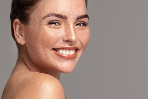 (S)przeciw plamom, czyli jak pozbyć się przebarwień? Zdrowie, LIFESTYLE - Przebarwienia to jeden z trudniejszych problemów w dermatologii estetycznej, ale da się je zniwelować, a nawet usunąć całkowicie. Jak? Opowiada dr Ewa Rybicka z kliniki Estetica Nova.