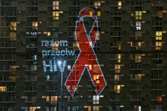 Katowice: w pandemii COVID-19 nie zapominajmy o HIV Zdrowie, LIFESTYLE - 19 listopada na fasadach budynków Katowic rozbłysną czerwone kokardki z napisem „Razem przeciw HIV”, symbol solidarności z osobami żyjącymi z HIV. W tym roku ma to szczególne znaczenie, ponieważ w przestrzeni publicznej zagrożenie HIV zostało wyparte przez pandemię COVID-19.