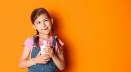 Nabiał – czy dzieci go potrzebują? Zdrowie, LIFESTYLE - Dietetycy podkreślają, że przetworów mlecznych nie może zabraknąć w diecie naszych pociech, ponieważ są one idealnym źródłem wapnia czy fosforu, niezbędnych do budowy kości, zębów i rozwoju młodego organizmu.